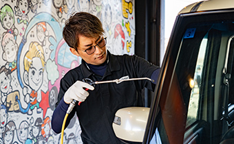 エアーブローで洗車後の水滴を除去